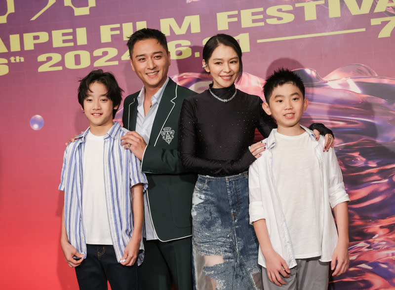 「乒乓男孩」北影首映　演員群出席宣傳（1） 2024台北電影節開幕片「乒乓男孩」21日在台北中山 堂舉行星光首映記者會，演員鄭人碩（左2）、徐若 瑄（右2）與片中詮釋桌球小將的彭裕愷（左）、李 星緯（右）合影。 中央社記者裴禛攝　113年6月21日 