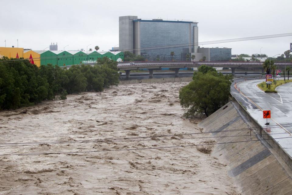 MONTERREY, NUEVO LEÓN, 20JUNIO2024.- La tormenta tropical Alberto entró al estado de Nuevo León este jueves por la madrugada, donde se esperan lluvias hasta el día sábado como el remanente de depresión tropical. Algunos cruces con riesgo de inundación han sido cerradas a la vialidad. Según informes de la CONAGUA, las presas del estado han crecido considerablemente, la Presa de la Boca tiene un llenado del 90% y se estima abrir sus compuertas en las próximas horas, así mismo el incremento se registra en las presas Cerro Prieto, El Cuchillo y el Cuchillo II. FOTO: GABRIELA PÉREZ MONTIEL / CUARTOSCURO.COM