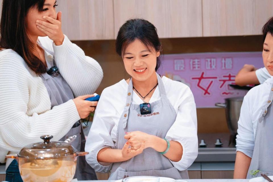 游淑慧曾在臉書PO自己參加廚藝課的照片，看似對做菜頗有興趣。（翻攝游淑慧臉書）