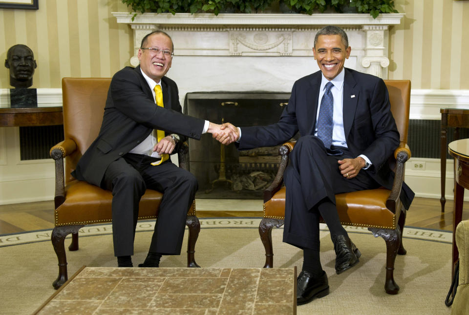 U.S. President Barack Obama (R) shakes hands with President Benigno Aquino of the Philippines in the Oval Office at the White House on June 8, 2012 in Washington, D.C.