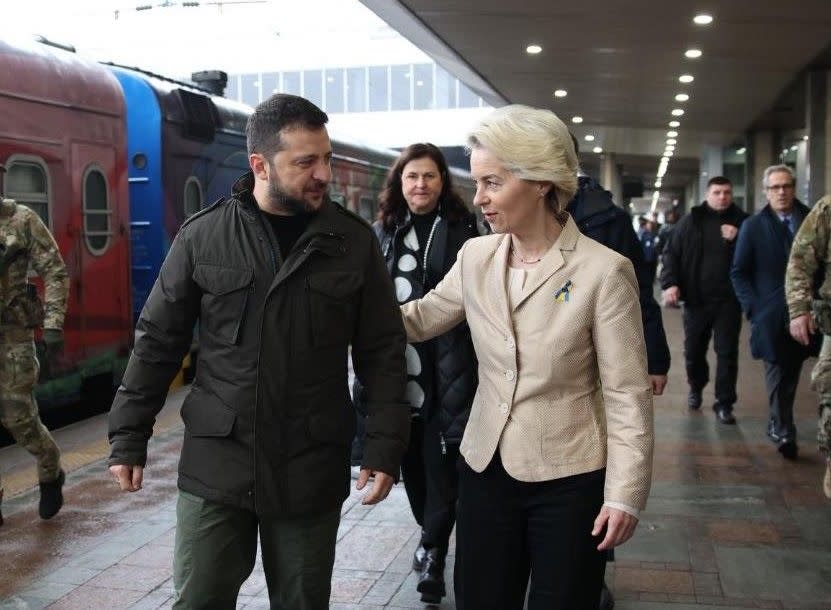 Ukraine's Preisdent Volodymyr Zelensky (L) welcomes European Commission President Ursula von der Leyen (R) during her visit to Kyiv on Nov. 4, 2023. (Ursula von der Leyen/X)