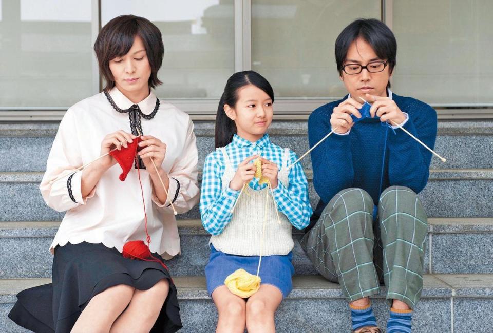 生田斗真（左）在《當他們認真編織時》飾演跨性別者，與桐谷健太（右）、柿原玲佳（中）共組家庭。（資料照片）