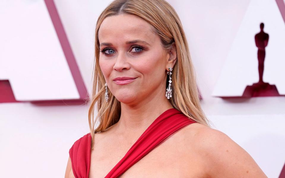 Nach einem Mega-Deal mit Blackstone gilt Reese Witherspoon als die reichste Schauspielerin der Welt. (Bild: 2021 Chris Pizzello-Pool/Getty Images)