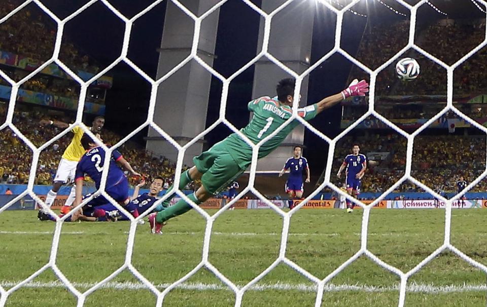 Colombia's Jackson Martinez (L) scores his team's third goal, his second goal for the match, during their 2014 World Cup Group C soccer match against Japan at the Pantanal arena in Cuiaba June 24, 2014. REUTERS/Eric Gaillard (BRAZIL - Tags: SOCCER SPORT WORLD CUP)