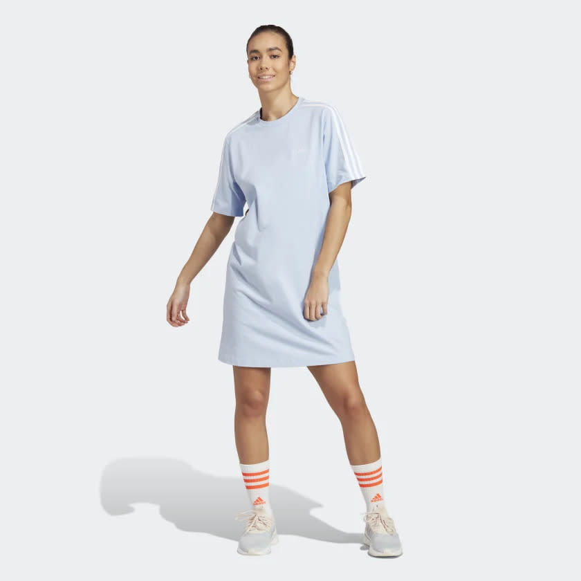 Vestido estilo camiseta boyfriend en punto de las 3 Franjas.  Imagen vía Adidas.