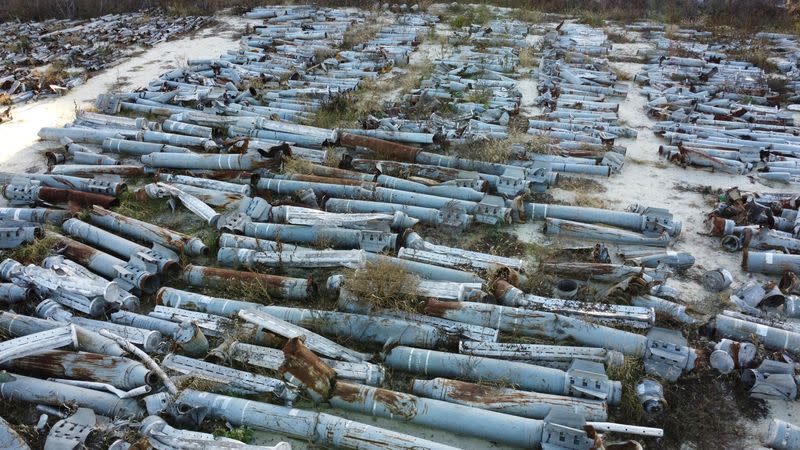 Restos de proyectiles MLRS utilizados por las tropas rusas para los ataques militares de la ciudad y recogidos por zapadores en Járkov, Ucrania