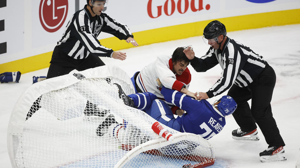 Ryan Reaves des Maple Leafs de Toronto est frappé au-dessus du filet par Arber Cicaj des Canadiens de Montréal.  (Photo de RJ Johnston Toronto Star/Toronto Star via Getty Images)
