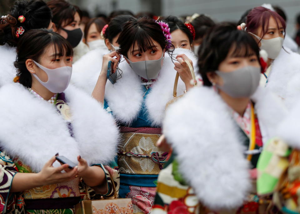 日本少女身著和服、配戴口罩，參加成年禮。圖片來源：REUTERS。