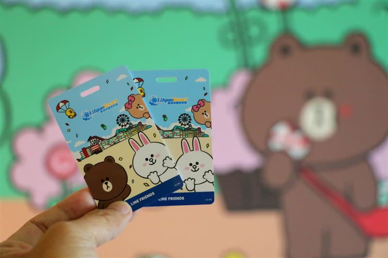 主題房才有的「LINE FRIENDS」房卡，除了是獨家熊大、兔兔版的設計外，入住後還能帶回去做紀念。（圖／旅宿業者提供）