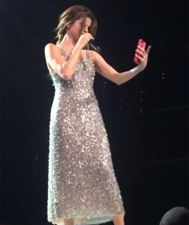 Selena Facetiming on a fan's phone. Photo: Hadidmez Twitter