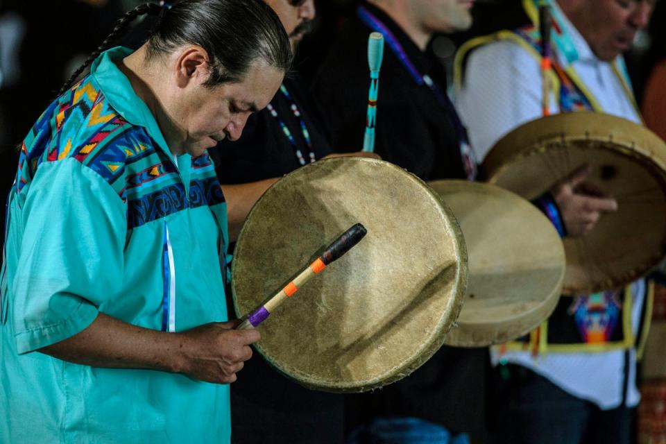 Tamborileros indígenas tocan para el papa Francisco a su llegada al aeropuerto internacional de Edmonton para su visita papal de seis días por Canadá, en Edmonton, Alberta, Canadá, el domingo 24 de julio de 202 (Jason Franson/The Canadian Press vía AP)