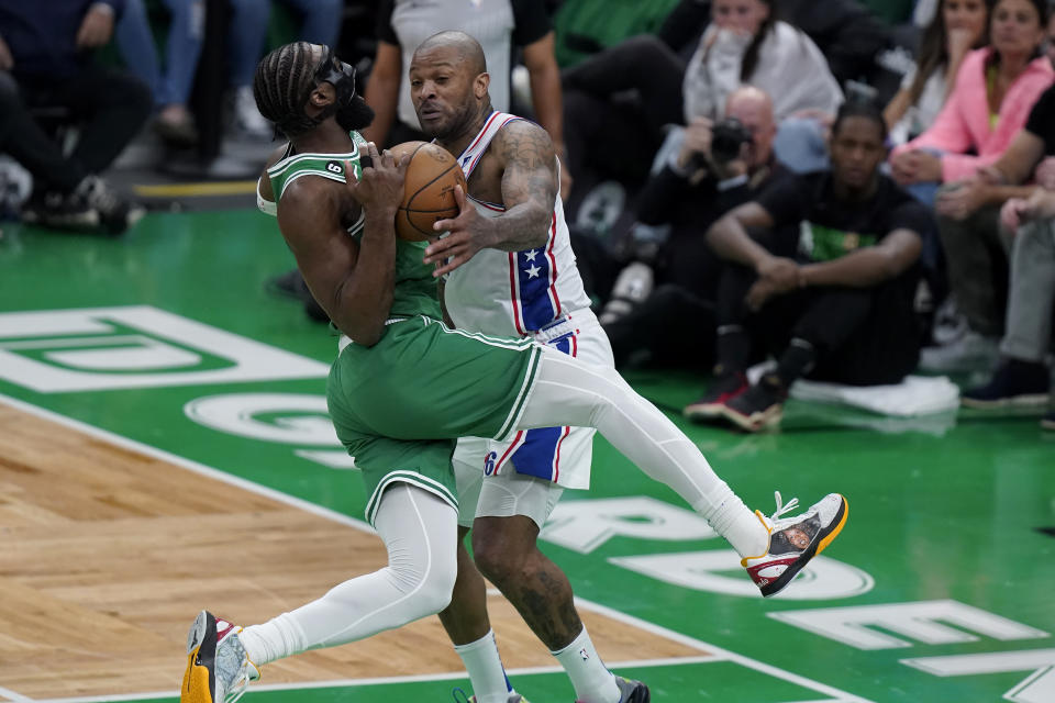 Guard Boston Celtics Jaylen Brown, kiri, melaju ke arah ring saat forward Philadelphia 76ers PJ Tucker, kanan, bertahan selama paruh pertama Game 7 dalam seri playoff semifinal NBA Wilayah Timur, Minggu, 14 Mei 2023, di Boston.  (Foto AP/Steven Senne)