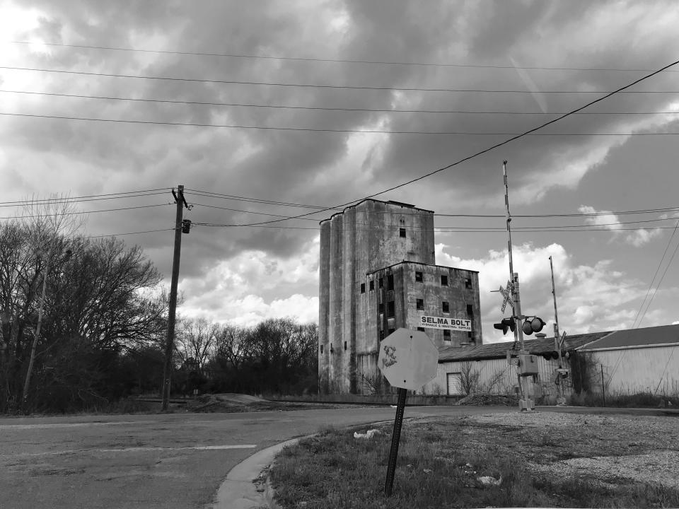 A derelict industrial building in Selma. (Photo: Holly Bailey/Yahoo News)