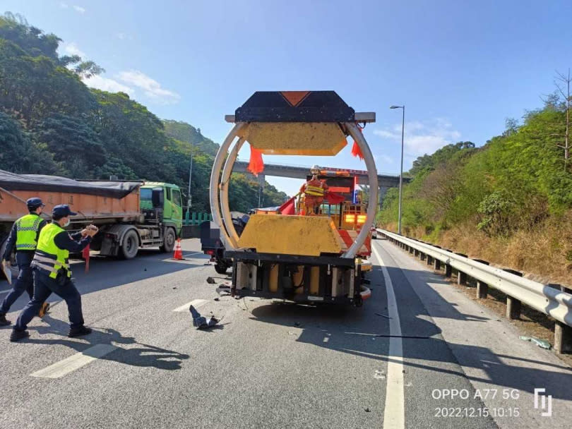 國道10號高雄燕巢段上午發生一起死亡車禍，小貨車變換車道時不慎撞上停在 輔助車道的警戒緩撞車，坐在副座的藍姓男子重傷不治。（圖／翻攝照片）