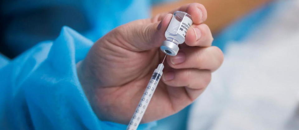 Le ministre de la Santé, Olivier Véran, assure que dix millions de doses de vaccin contre la grippe seront disponibles d'ici à la fin octobre 2021.
