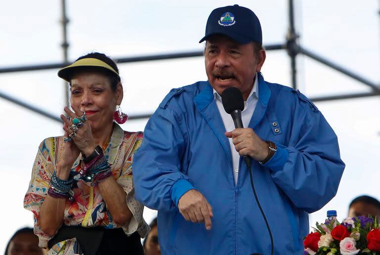 El presidente de Nicaragua, Daniel Ortega, habla a sus seguidores mientras su esposa y vicepresidenta, Rosario Murillo, aplaude en Managua, Nicaragua