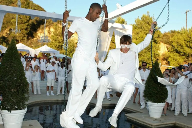 Ashton Kutcher, divirtiéndose en una de las polémicas fiestas de blanco de Sean 