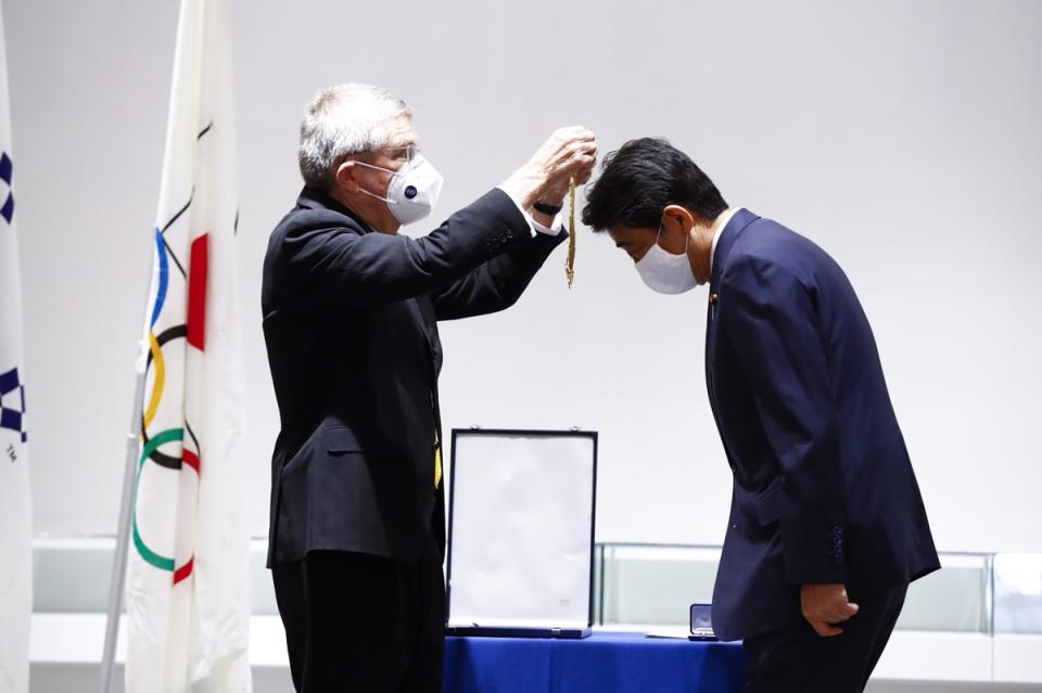 國際奧會主席巴赫訪日， 頒發奧林匹克勳章給前首相安倍晉三。（日本奧會提供）