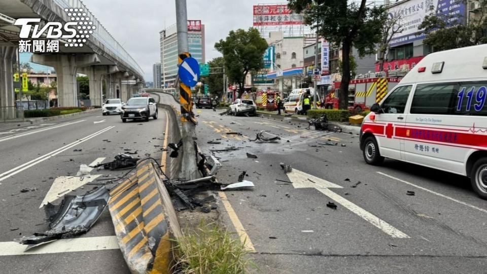 車殼零件四散。（圖／TVBS）