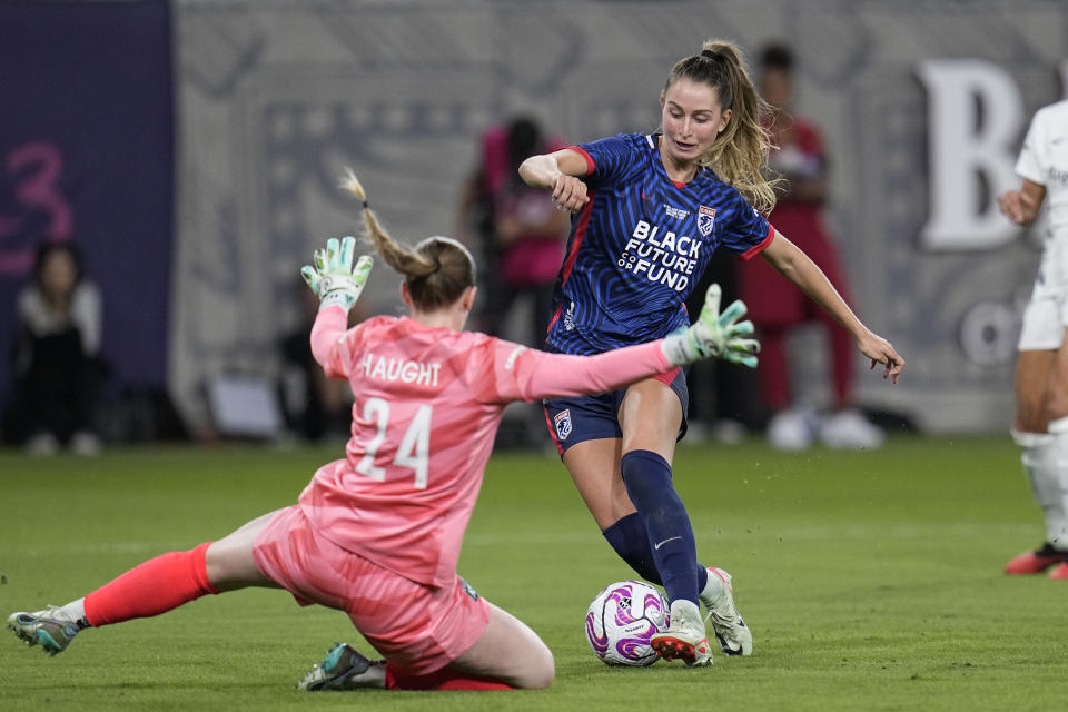 OL Reign forward Jordyn Huitema, right, tries to get past NJ/NY Gotham goalkeeper Mandy Haught during the first half of the NWSL Championship soccer game, Saturday, Nov. 11, 2023, in San Diego. (AP Photo/Gregory Bull)