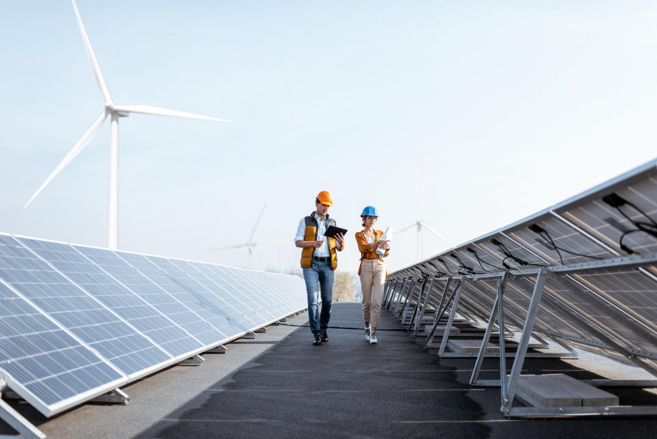 Ingenieros en una planta solar. Foto: Getty Images