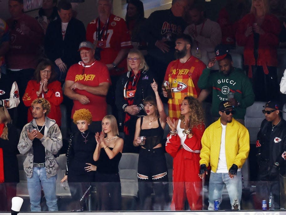 Ed Kelce (obere Reihe, Dritter von links), Donna Kelce, Jason Kelce und Taylor Swift sehen Travis Kelce beim Super Bowl 2024 zu. - Copyright: Tim Nwachukwu/Getty Images