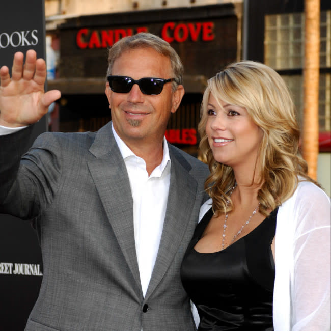 La esposa separada de Kevin Costner se muda al alojamiento para el personal, después de desocupar la casa familiar credit:Bang Showbiz