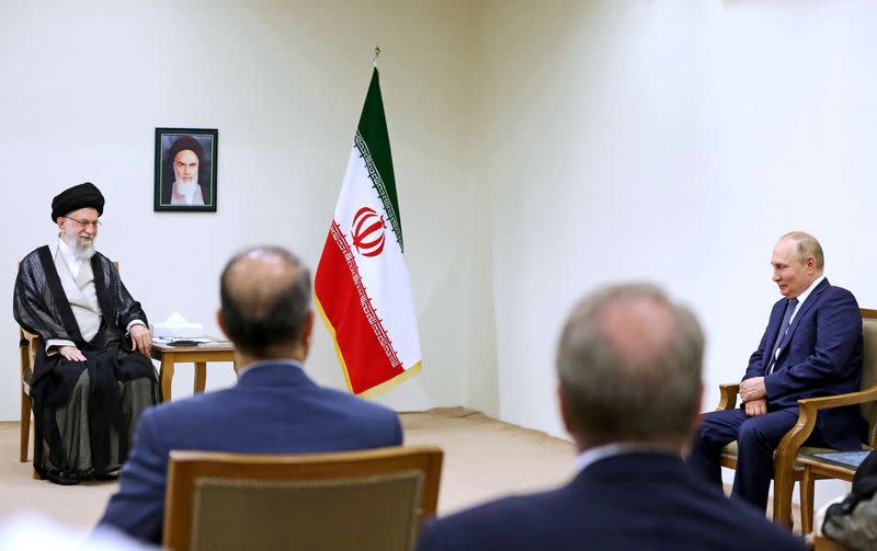 El líder supremo de Irán, el ayatolá Alí Jamenei, se reúne con el presidente ruso Vladímir Putin en Teherán.