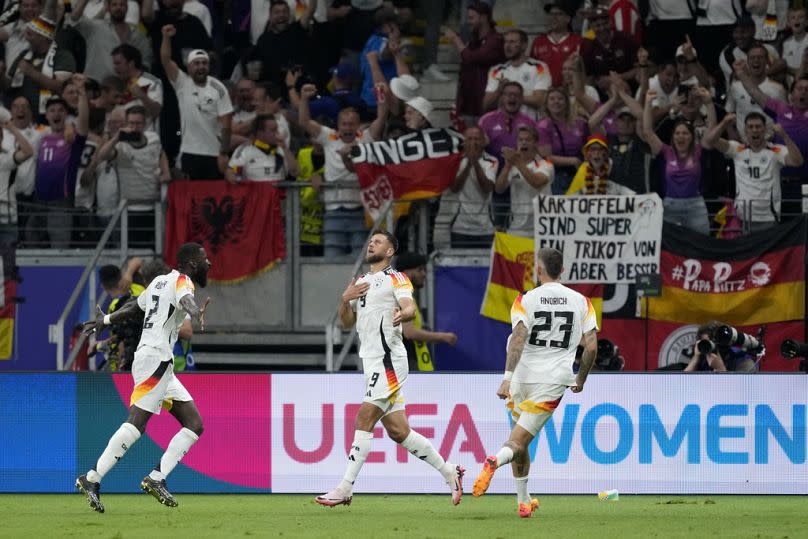 Niclas Fuellkrug, delanterocentro de Alemania, con sus compañeros de equipo después de marcar el primer gol de su equipo durante el partido del Grupo A Suiza - Alemania.