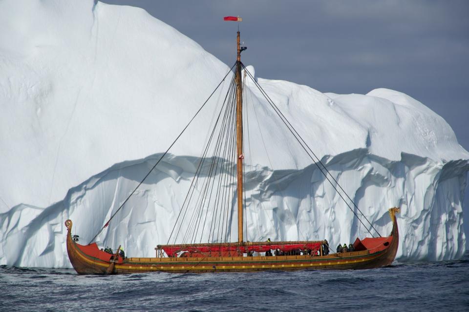 Im Südwesten Grönlands muss das Holzschiff auf seiner Reise einer Eisschicht ausweichen. (Bild: )