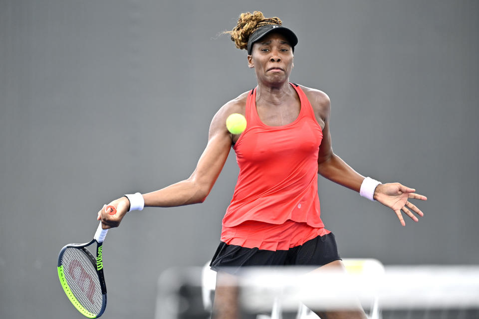 Venus Williams hace una devolución a su hermana Serena durante el torneo de la WTA en Nicholasville, Kentucky, el jueves 13 de agosto de 2020 (AP Foto/Timothy D. Easley)