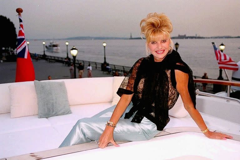 Ivana Trump posa en su yate, "MY Ivana", en Nueva York, en junio de 1996