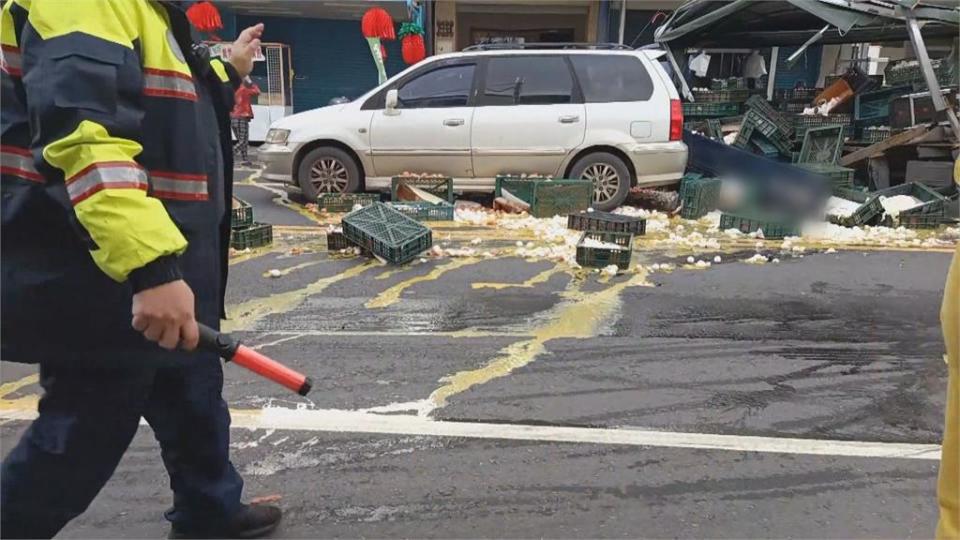 花蓮民宅火警1人逃生不及重傷蛋液流滿地！ 器材車趕救災撞載蛋貨車