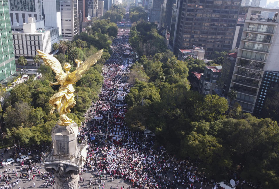 Simpatizantes del presidente mexicano Andrés Manuel López Obrador marchan para apoyar su gobierno el domingo 27 de noviembre de 2022, en la Ciudad de México. (AP Foto/Eduardo Verdugo)