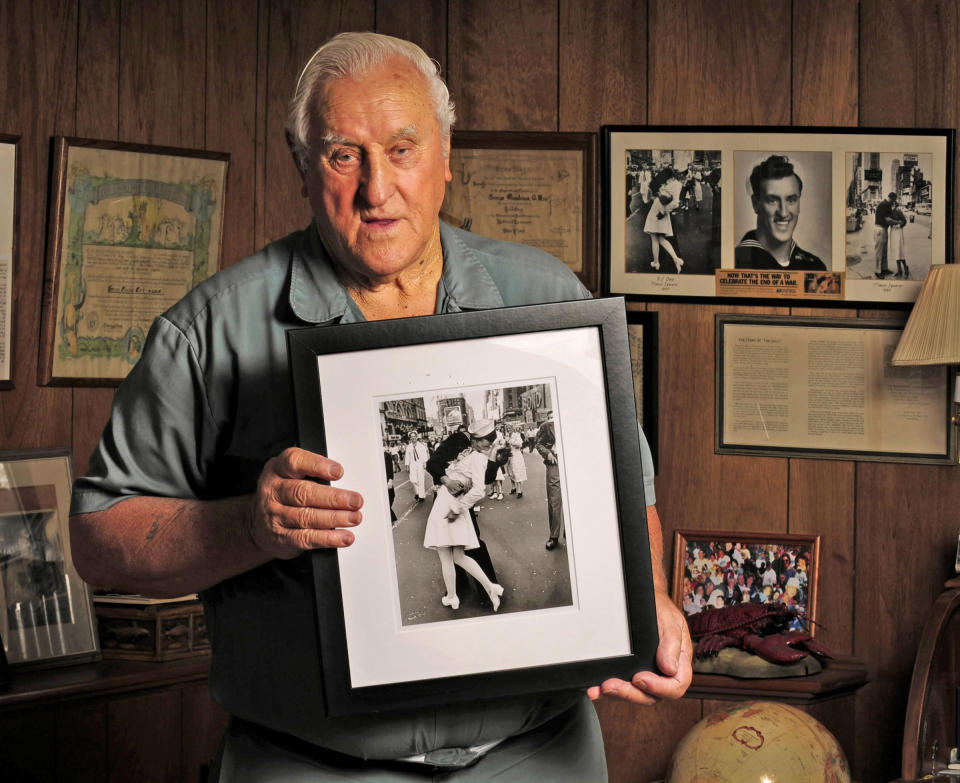 George Mendonsa sujeta la fotografía en la que aparece junto a Greta Zimmer Friedman. (Getty Images)