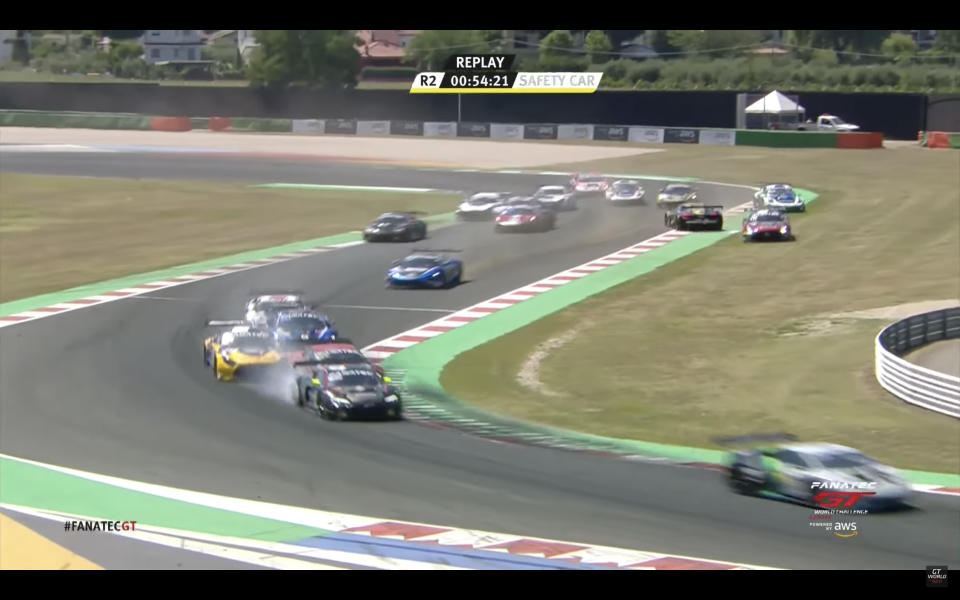 Race 2一開始就發生碰撞接觸，再次在比賽一開始出現黃旗。
