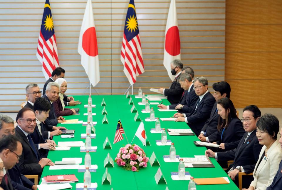 日本首相岸田文雄（ 右二）與馬來西亞首相安華（左三）16日在東京召開雙邊會議。美聯社