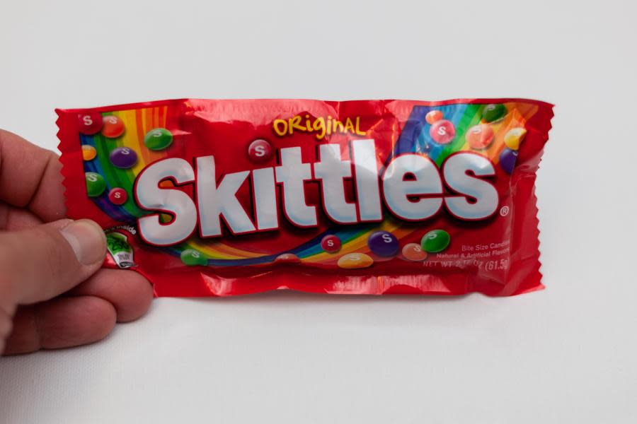 California se despide de Skittles y otros caramelos: estarán prohibidos