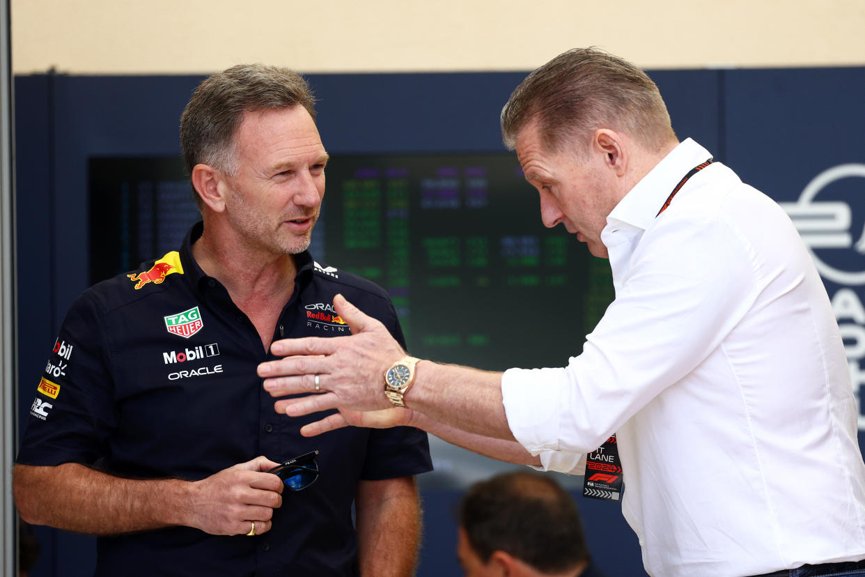 Christian Horner, director de la escudería Red Bull,  habla con Jos Verstappen, padre del piloto Max Verstappen, en el paddock del equipo. (Foto: Clive Rose/Getty Images)