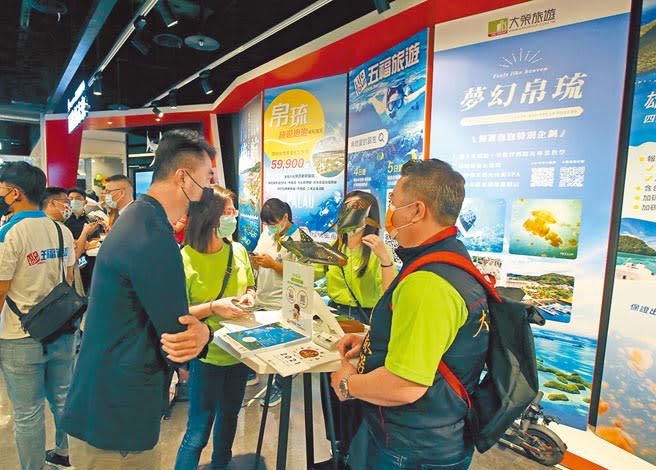 帛琉旅遊泡泡班機明日首航，中央流行疫情指揮中心表示，由於旅行團需要團進團出，旅客在飯店不能自由活動，返台也需搭乘防疫計程車，或由親友接送離開機場。圖為帛台旅遊泡泡正式啟動，帛琉觀光局30日在台北舉辦帛琉觀光宣傳活動，吸引許多旅行業者前來設攤，搶攻第一波商機。（趙雙傑攝）