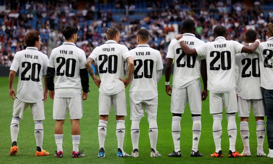 Real Madrid players wear shirts in support of Vinícius Júnior before their match against Rayo Vallecano on Wednesday.