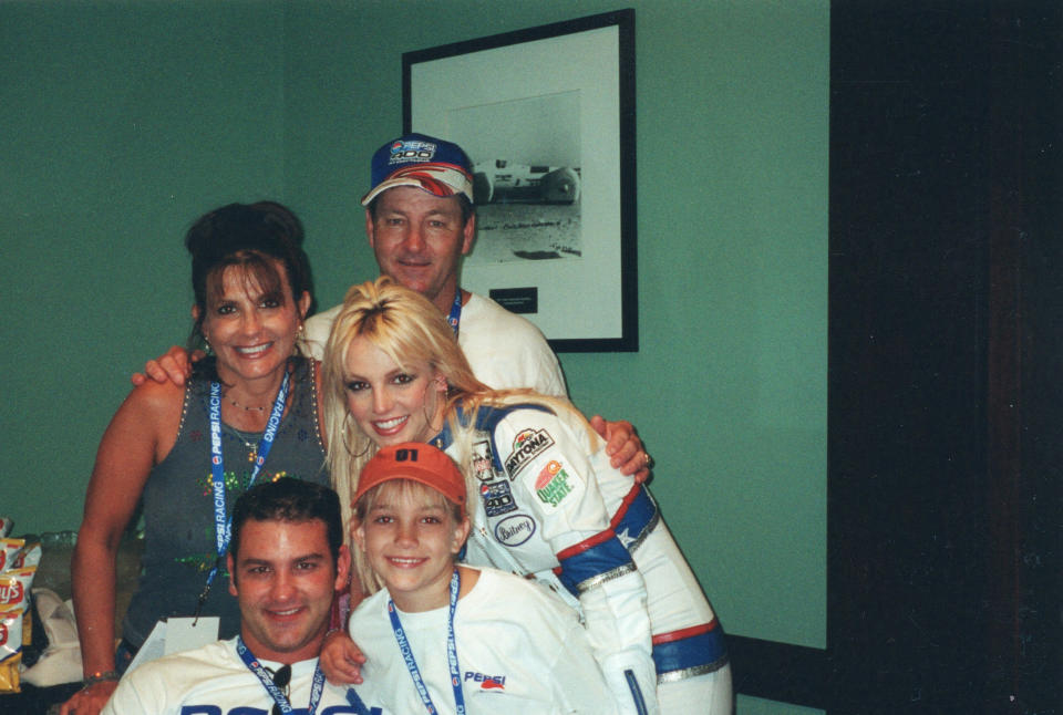 En el sentido de las agujas del reloj, desde la parte superior izquierda: Lynne, Jamie, Britney, así como sus hermanos Jamie Lynn y Bryan Spears en la carrera de Nascar Pepsi 400 en 2001. (Vía Felicia Culotta vía The New York Times)