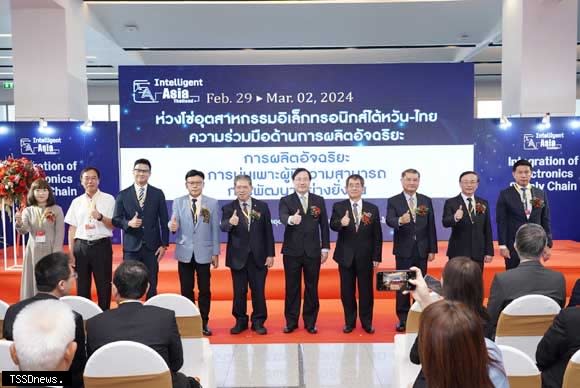 經濟部次長林全能（右五）赴泰國出席「泰國電子智慧製造系列展」，與臺、泰產業界領袖及貴賓合影。（圖：產發署提供）