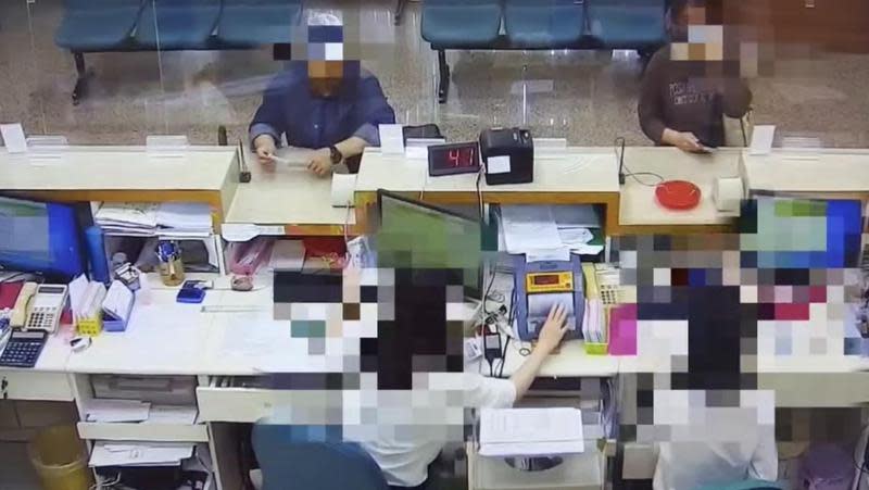 警方表示，被害人在銀行臨櫃領錢時，行員皆使用驗鈔機點過張數及真偽。（翻攝畫面）