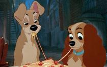 Im Disney-Universum sind sprechende Tiere nichts Besonderes - diese Szene mit zwei Vierbeinern ist aber zum echten Klassiker geworden. Die Spaghetti schlürfenden Hunde Susi (rechts) und Strolch. Schöner könnte es zu einem Kuss beim ersten Date nicht kommen ... (Bild: Buena Vista)