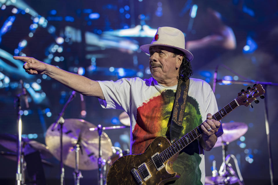 El guitarrista Carlos Santana de Santana se presenta en el escenario del anfiteatro North Island Credit Union el 17 de junio de 2022 en Chula Vista, California. (Foto de Daniel Knighton/Getty Images)