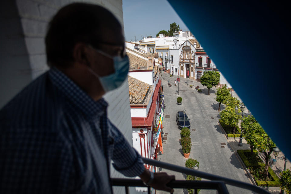 Luis Blanco ve la bandera desde su domicilio. Foto Fernando Ruso