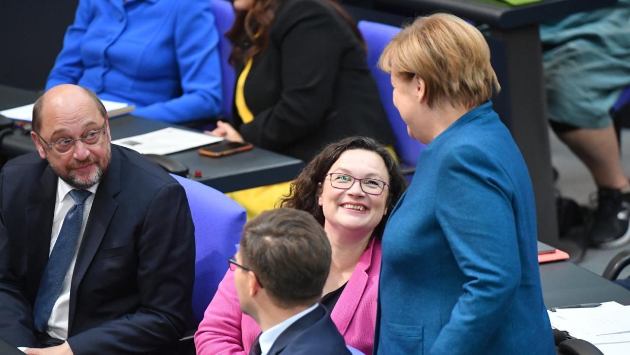 Bundeskanzlerin Angela Merkel unterhält sich mit der SPD-Vorsitzenden Andrea Nahles und Martin Schulz. Foto: Bernd Von Jutrczenka