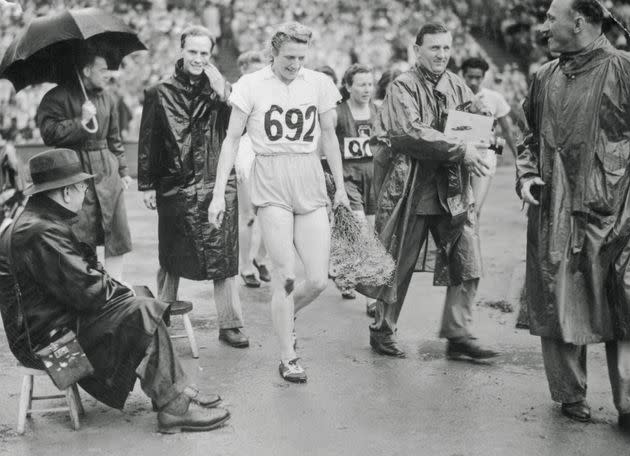 Fanny Blankers-Koen apr&#xe8;s sa victoire lors du 200 m lors des m&#xea;mes JO 1948 &#xe0; Londres. (Photo: Bettmann via Getty Images)
