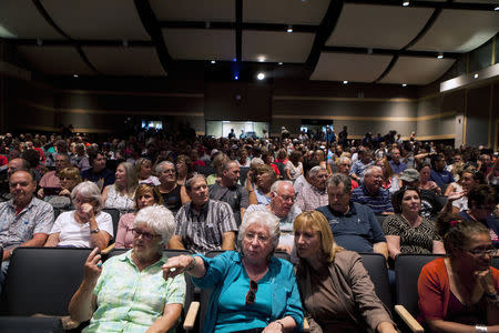 Residents and protestors attend a town hall meeting to discuss the processing of undocumented immigrants in Murrieta, California July 2, 2014. REUTERS/Sam Hodgson